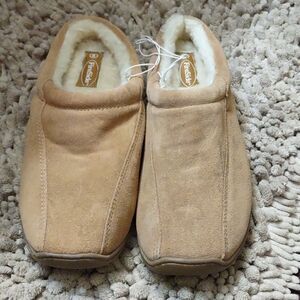 New Fireside Tan‎ Women's size 9 sherpa lined suede slipper hard sole